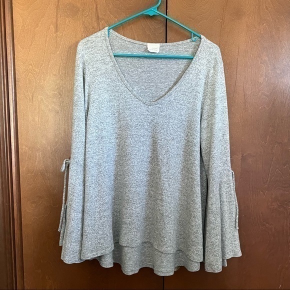 Caution To The Wind Sweaters - Caution to the Wind Large Nubby Knit Pullover.Large Gray Heather. Bell Sleeves❤️